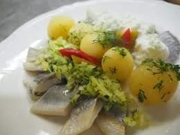 Dorodny eksportowy śledź bałtycki w śmietanie z tartym jabłkiem