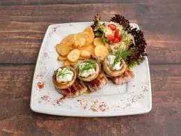 Medaliony z polędwiczki Bałkan Grill, bekon, pieczarki, kajmak