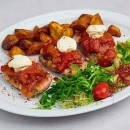 Medaliony w bekonie z ostrym serbskim leczo z kajmakiem