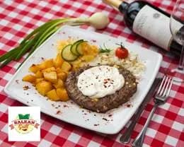 Pljeskavica smakosza na kajmaku