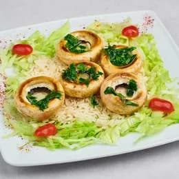 Pieczarki z grilla z ryżem i sałatą