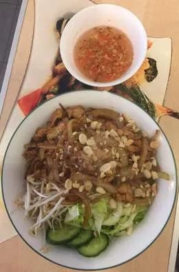 Salad Bun Nam Bo z wołowiną