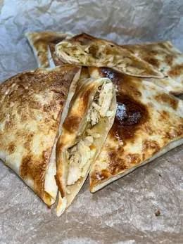 Krokiet z piersi kurczaka i marchewka i sosem