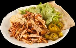 Kebab z kurczaka na talerzu