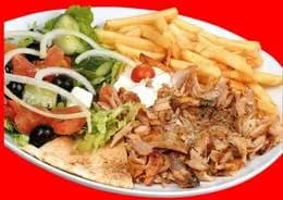 Kebab z kurczaka na talerzu oraz Coca cola 0.5l