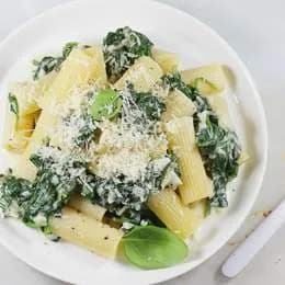 Makaron w sosie serowym ze szpinakiem