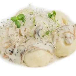 Gałuszki z ziemniakami w sosie pieczarkowym