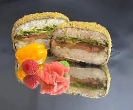 Burger z łososiem surowym i warzywami