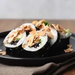 Futomaki pieczone Węgorz w panko, sos słodki Kabayaki, prażone migdały