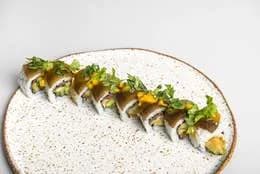 California specjalne cukinia z niewęgorzem i salsą mango