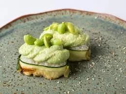 Pasta z edamame owinięta w nori