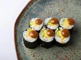 Awokado w panko z sosem chałwowym