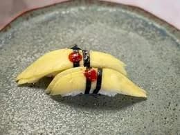 Nigiri Mango ze srirachą i nerkowcami na czarnym ryżu