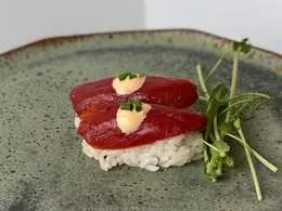 Nigiri tuńczyk z vegemajo i szczypiorkiem