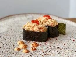 Sałatka niekrabowa owinięta w nori