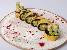 Futo specjalne szparag w tamago w czarnym ryżu