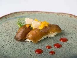 Nigiri Niewęgorz z salsą mango i płatkami migdałów