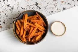 Frytki batat z vegemajo limonkowym