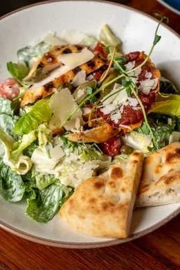 Sałatka Cezar z kurczakiem