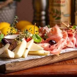Deska włoskich serów i wędlin dla 4 osób