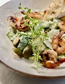 Sałatka Cezar z krewetkami