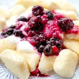 Kopytka z sosem borówkowym i wiśniowym