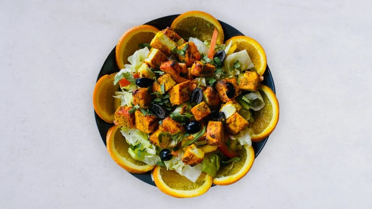 Tofu tikka salad