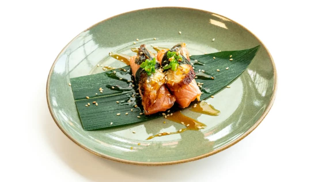 Nigiri opalany łosoś, węgorz