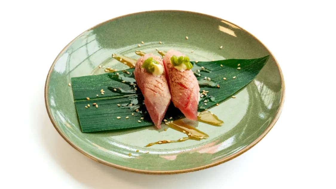 Nigiri opalany tuńczyk