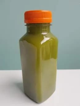 Sok z wyciskarki, jabłko z jarmużem.