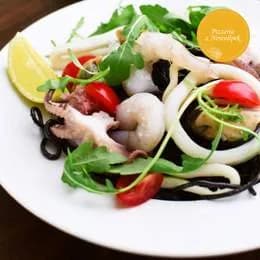 Czarny makaron z owocami morza