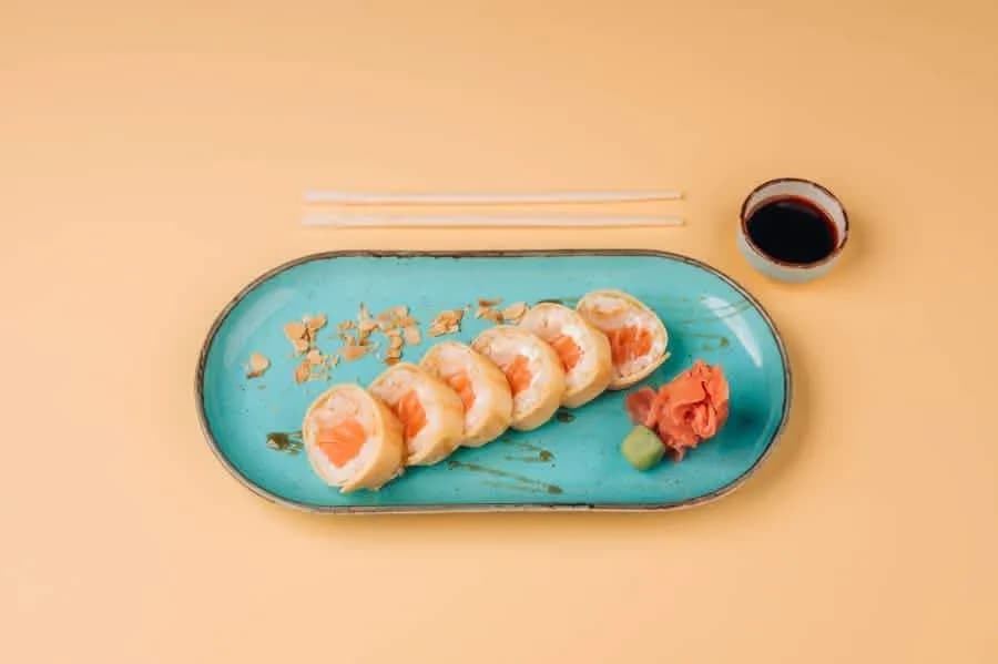 Łosoś, serek, owoce lychee, słodki sos