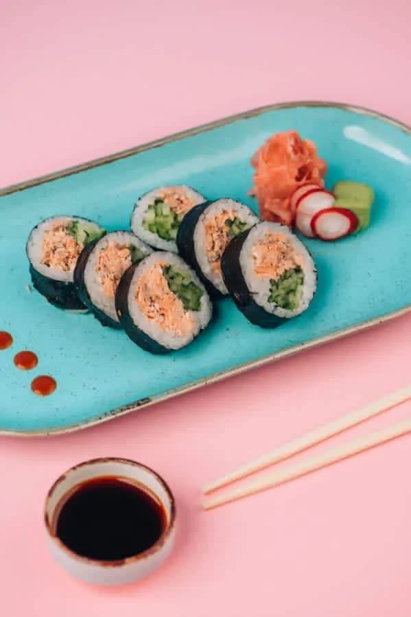 Pieczony łosoś, majonez, ogórek, słodki sos