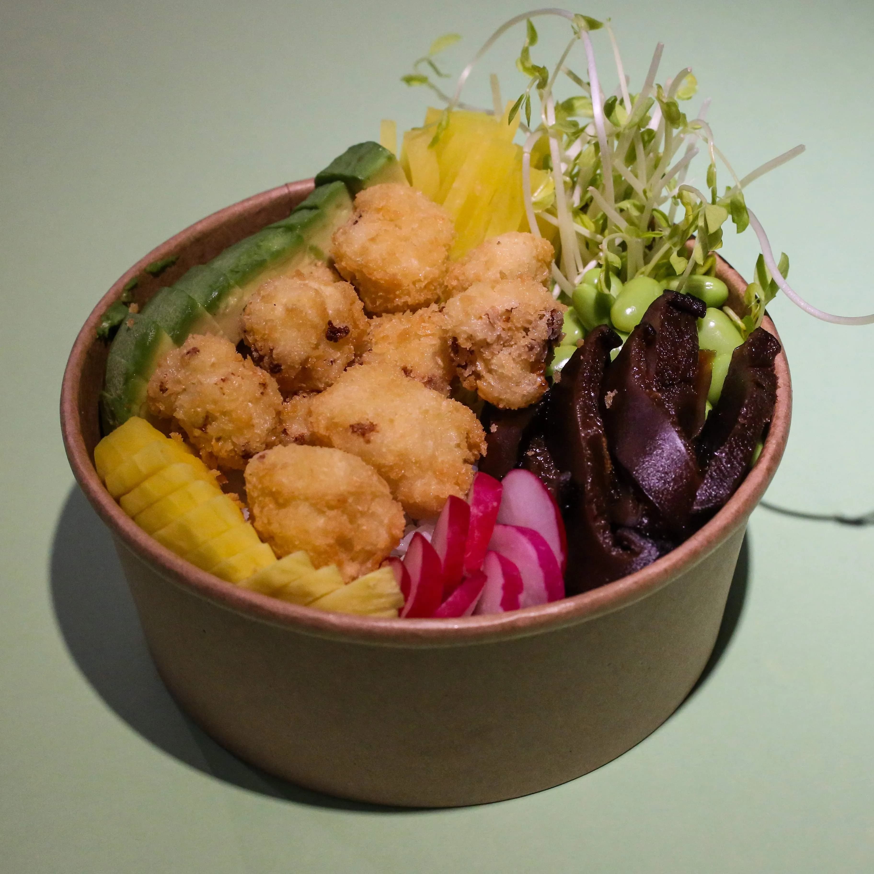 Poke Bowl z kalafiorem w tempurze