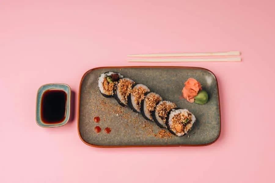 Pieczona skórka z łososia, awokado, tykwa, majonez, słodki sos