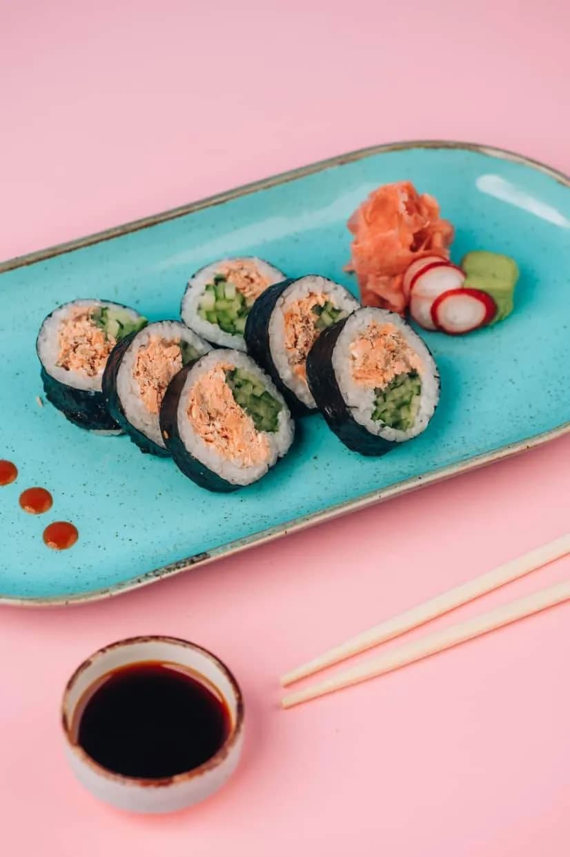 Tamago Maki - Pieczony łosoś, majonez, ogórek słodki sos