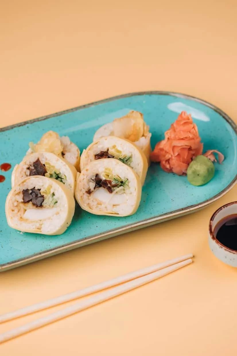 Tamago maki kalmar w tempurze, majonez, rzepa, ogórek, grzyby, shitake