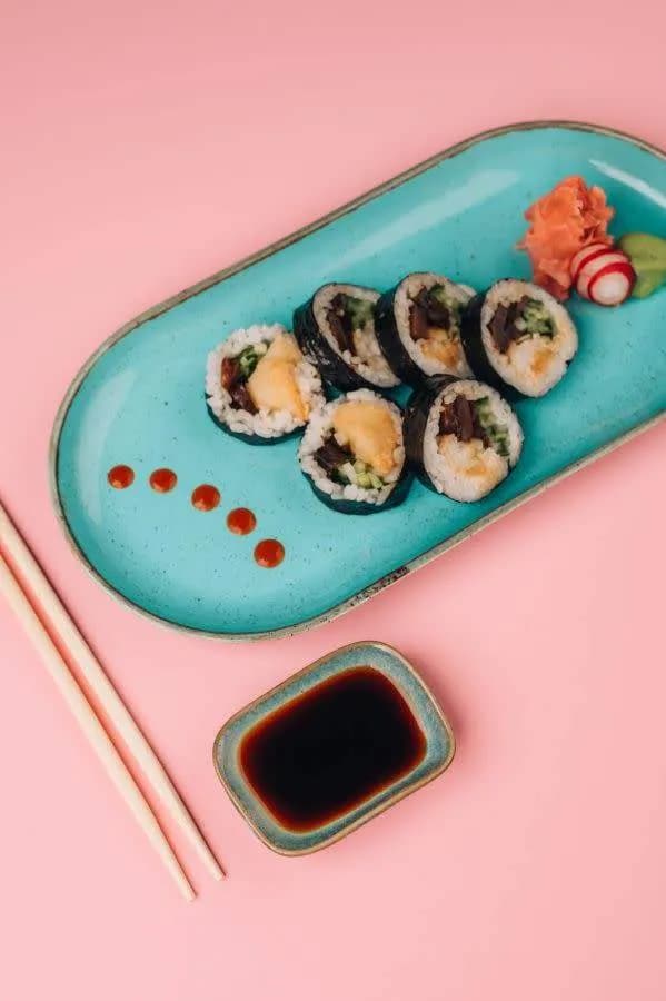 Pieczony halibut, majonez, ogórek, grzyby shitake, słodki sos