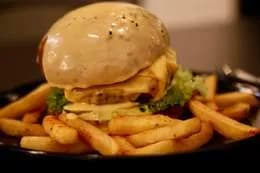 1.Cheeseburger z frytkami i ketchupem