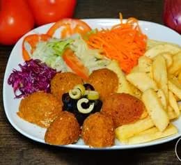 Falafel na talerzu