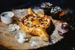 Chaczapuri po adżarsku z łososiem