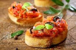 Bruschetta z pomidorkami cherry i bazyliowym pesto