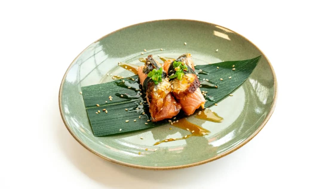 Nigiri opalany łosoś, węgorz