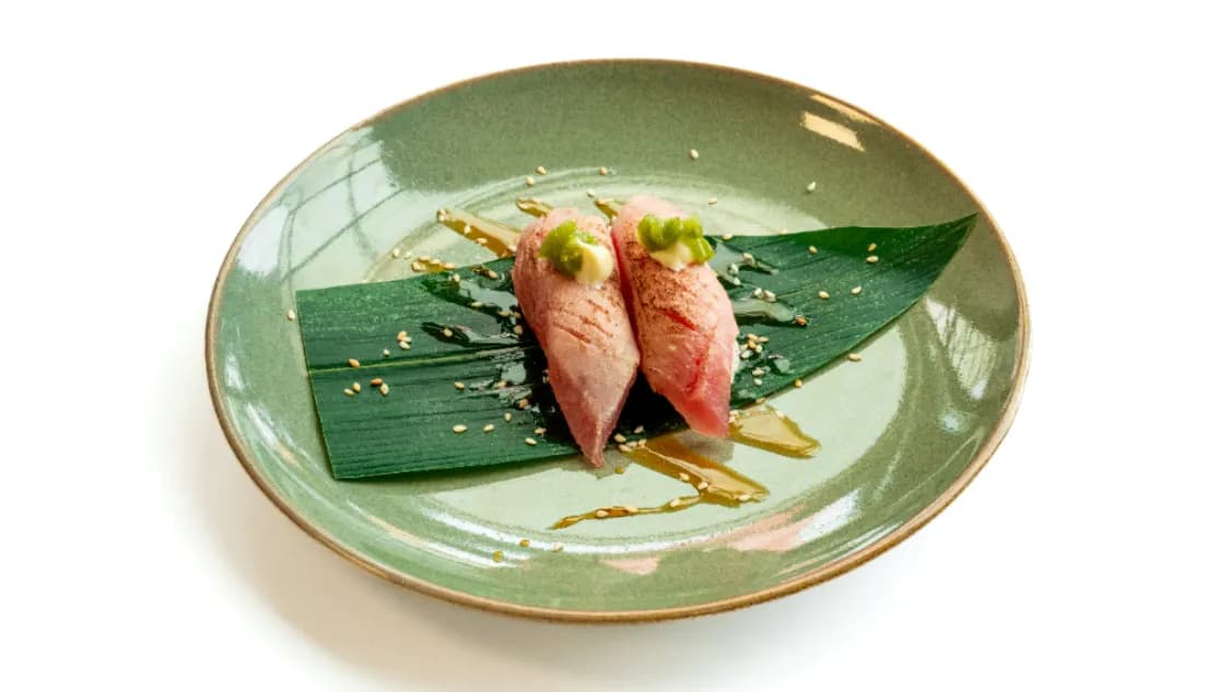 Nigiri opalany tuńczyk