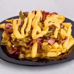 Frytki belgijskie z bekonem, sosem serowym i jalapeno