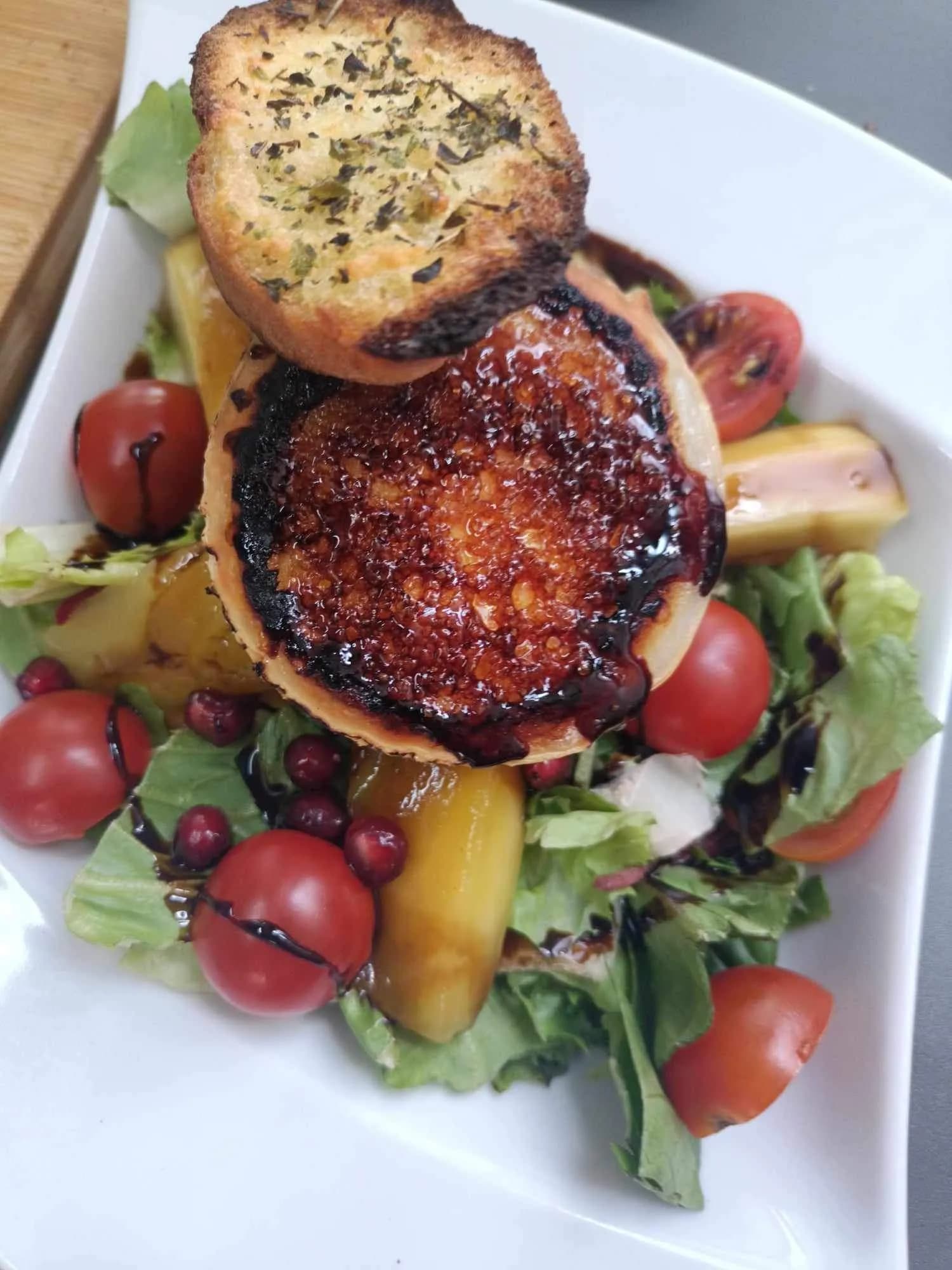 Sałatka z kozim serem 220g