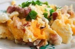 Jajecznica na boczku z 3 jajek z pieczywem