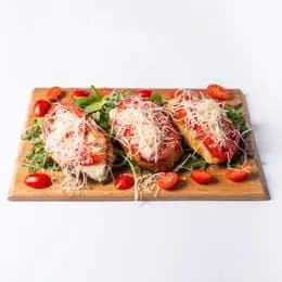 Pieczywo czosnkowe z mozarellą i suszonymi pomidorami