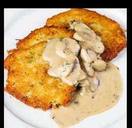 Placki ziemniaczane z sosem pieczarkowym