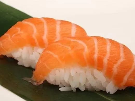 Nigiri z łososiem